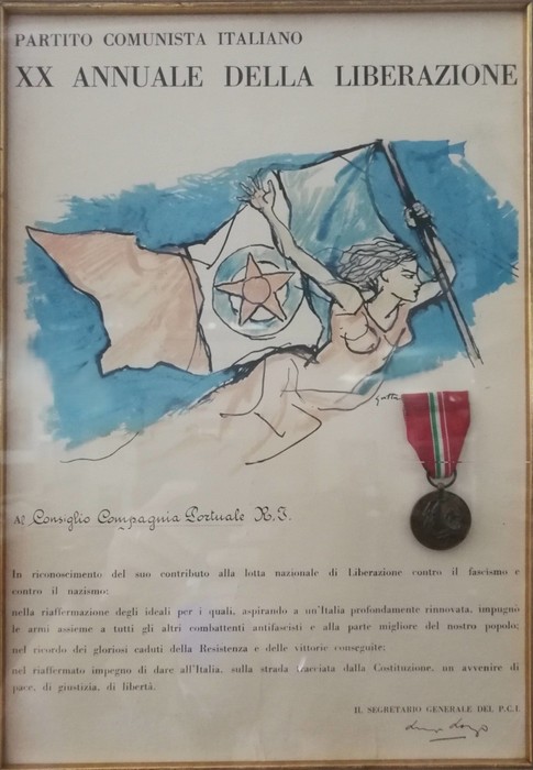 Targa commemorativa con illustrazione di donna che brandisce una bandiera, dedicata ai caduti per la libertà.