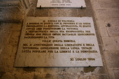 Lapide commemorativa del decennale, onora i sacrifici per la libertà e la democrazia a Volterra.