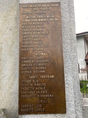Monumento commemorativo ai caduti di Sant'Ambrogio, dedicato ai militari e ai partigiani.