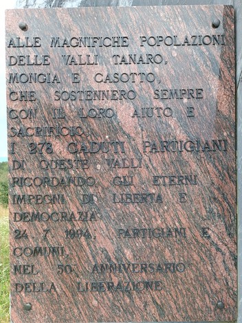 Monumento che celebra i partigiani delle Valli Tanaro, Mongia e Casotto, onorando il loro sacrificio per la libertà.