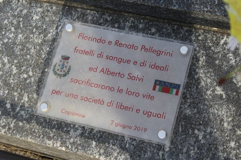 Monumento ai fratelli Pellegrini, commemorativo con lastre in pietra e dedica ai caduti per la libertà e l'uguaglianza.
