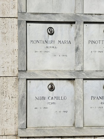 Monumento ai Caduti Partigiani con iscrizioni commemorative su lastre di marmo.