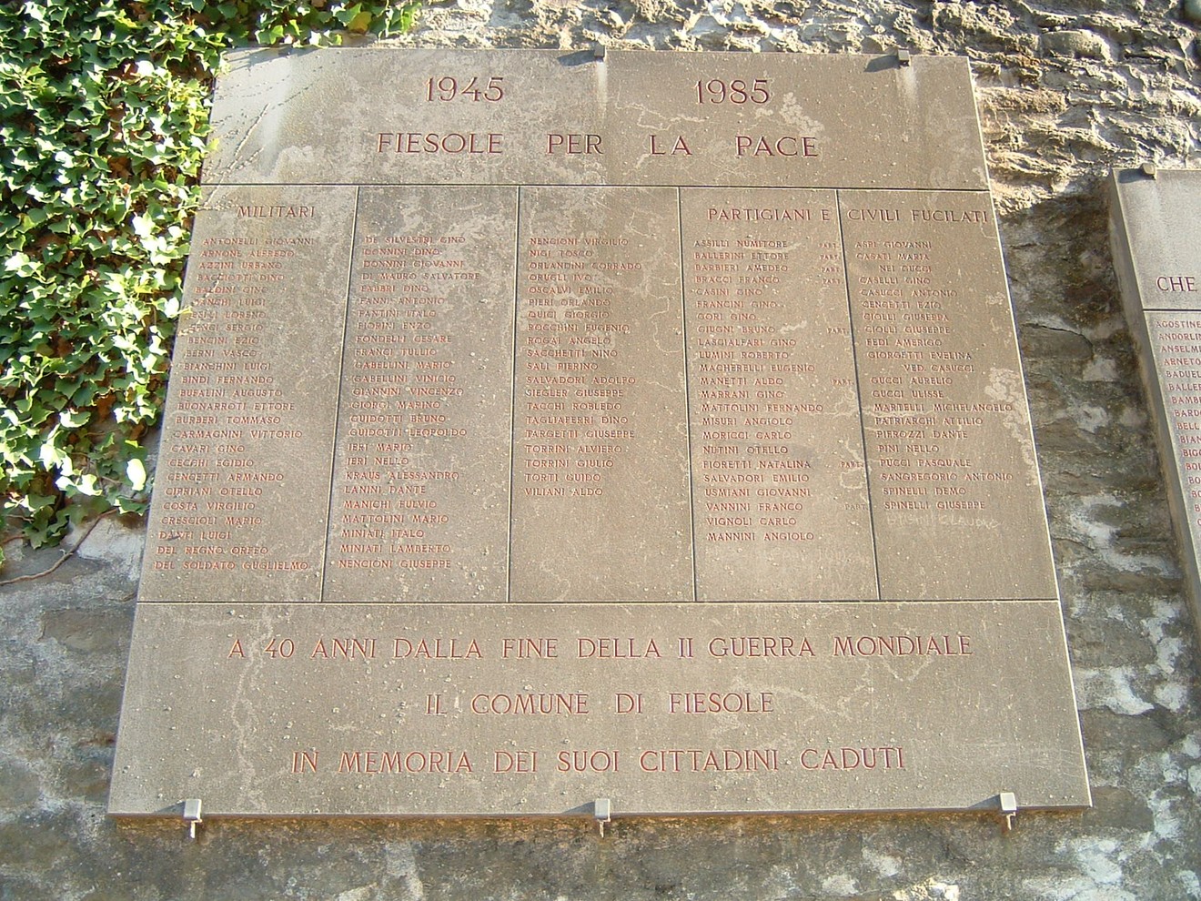 Lapide commemorativa dedicata ai partigiani e ai civili fucilati, in ricordo della resistenza e della pace.