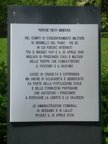 Stele commemorativa al Campo PG 62 di Grumellina, dedicata ai prigionieri e alla memoria della sofferenza.