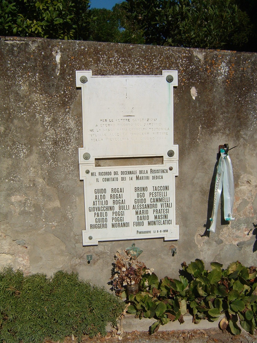 Lapide commemorativa dedicata ai martiri della Resistenza, situata a Pievecchia.