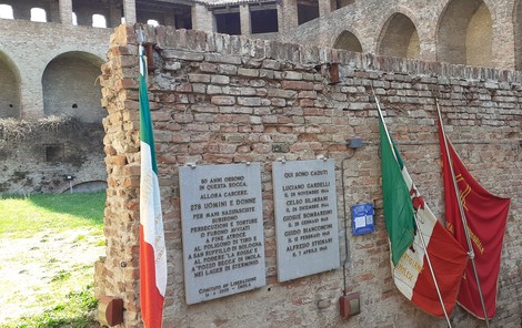 Lapidi commemorative per i detenuti della Rocca Sforzesca, simbolo di lotta e memoria storica.
