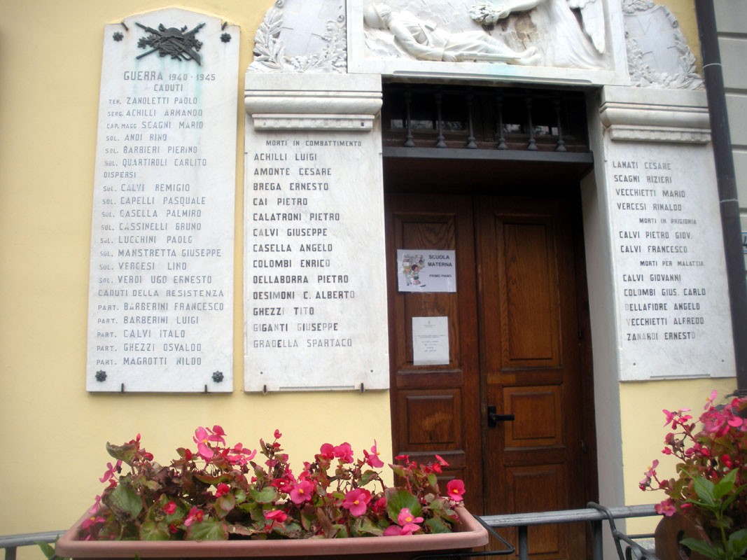 Lapide commemorativa dei caduti di Castana, con nomi e dedicati ai defunti della guerra 1940-1945.
