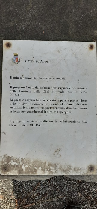 Monumento commemorativo alle vittime del primo bombardamento su Imola, simbolo di memoria e speranza.