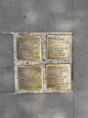 Pietre d'inciampo dedicata alla famiglia Funaro - Di Castro, commemorando la loro storia e il sacrificio.