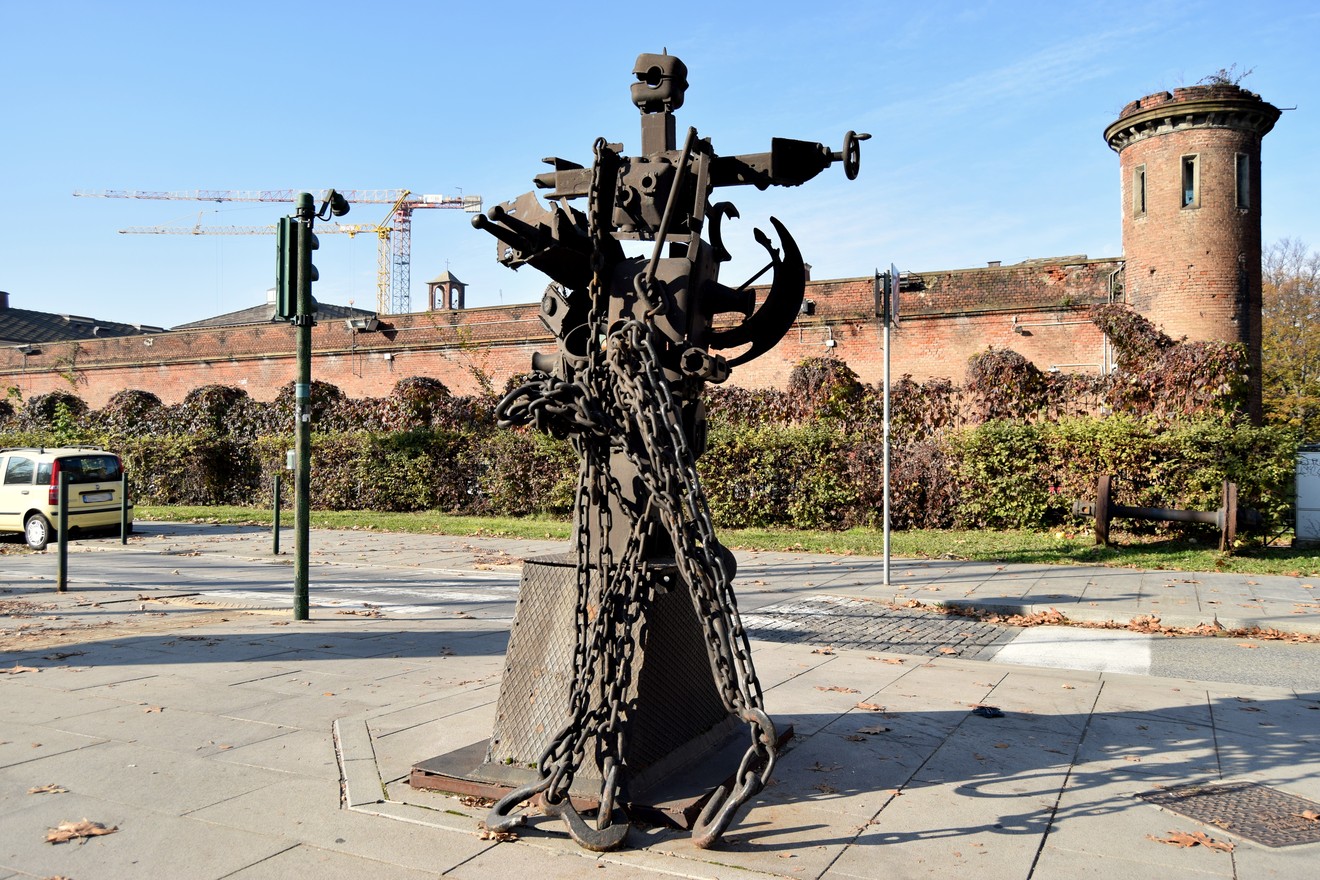 Monumento dedicato ai ferrovieri che combatterono contro il nazismo, con catene e attrezzi di ferro.