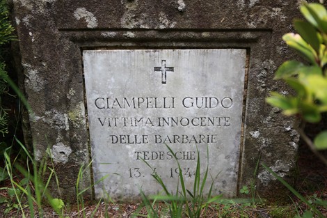 Cippo commemorativo in pietra dedicato a Guido Ciampelli, vittima delle barbarie tedesche nella Prima Guerra Mondiale.