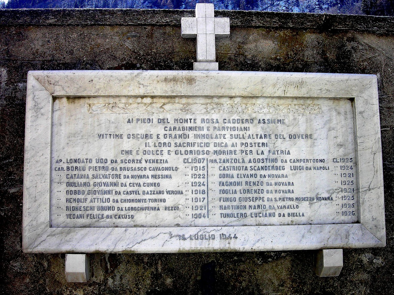 Lapide commemorativa ai caduti, situata nel cimitero, in onore delle vittime dei conflitti.