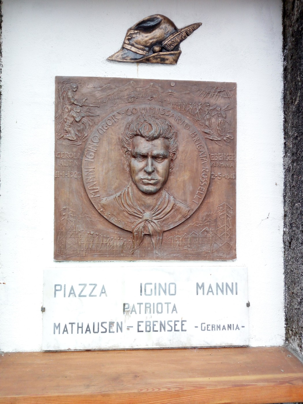 Lapide in memoria di Igino Manni, patriota, ubicata in Piazza Igino Manni. Rappresenta un tributo storico significativo.