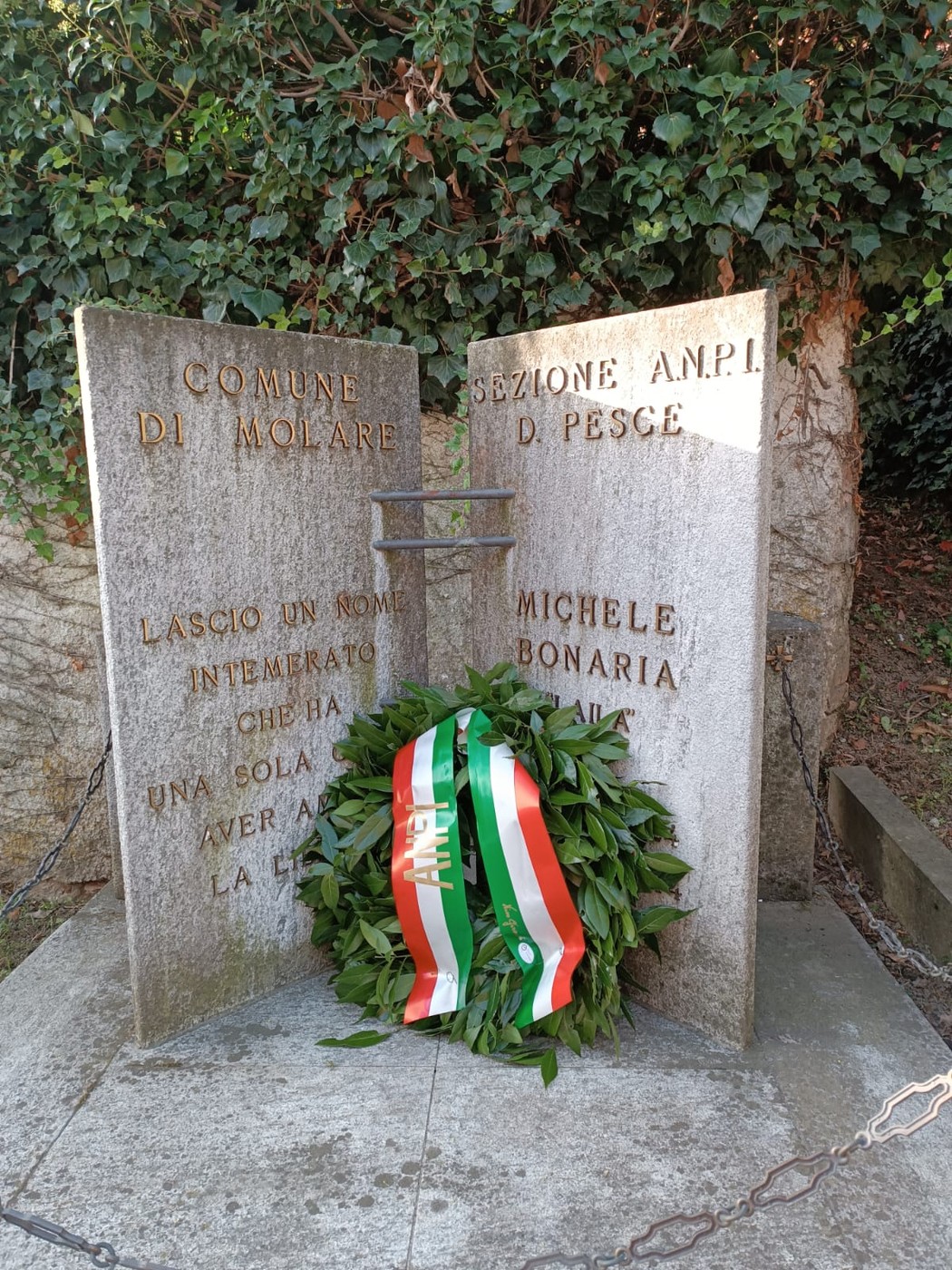 Monumento a Bonaria con corona d'alloro, dedicato alla memoria di Michele Bonaria. Omaggio ai caduti.