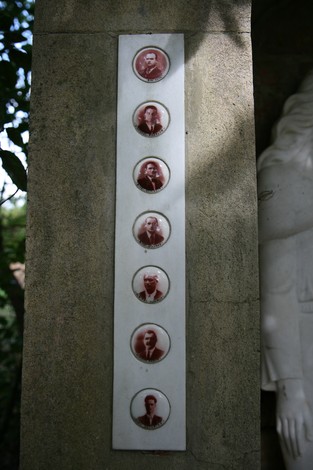 Dettaglio del Monumento dell'eccidio di San Polo, con fotografie di vittime commemorative.