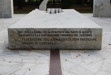 Monumento commemorativo che ricorda le vittime del fascismo a Carrara, simbolo di memoria storica e resistenza.