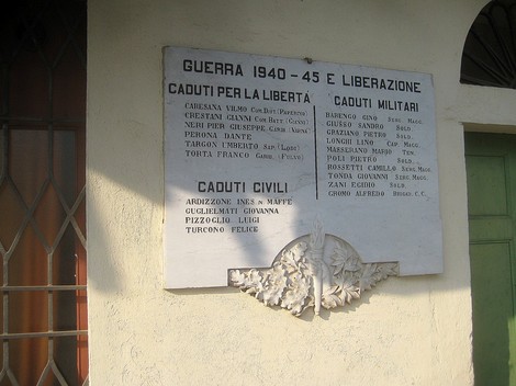 Lapide commemorativa ai caduti per la libertà a Vernato, dedicata ai militari e civili della guerra 1940-45.