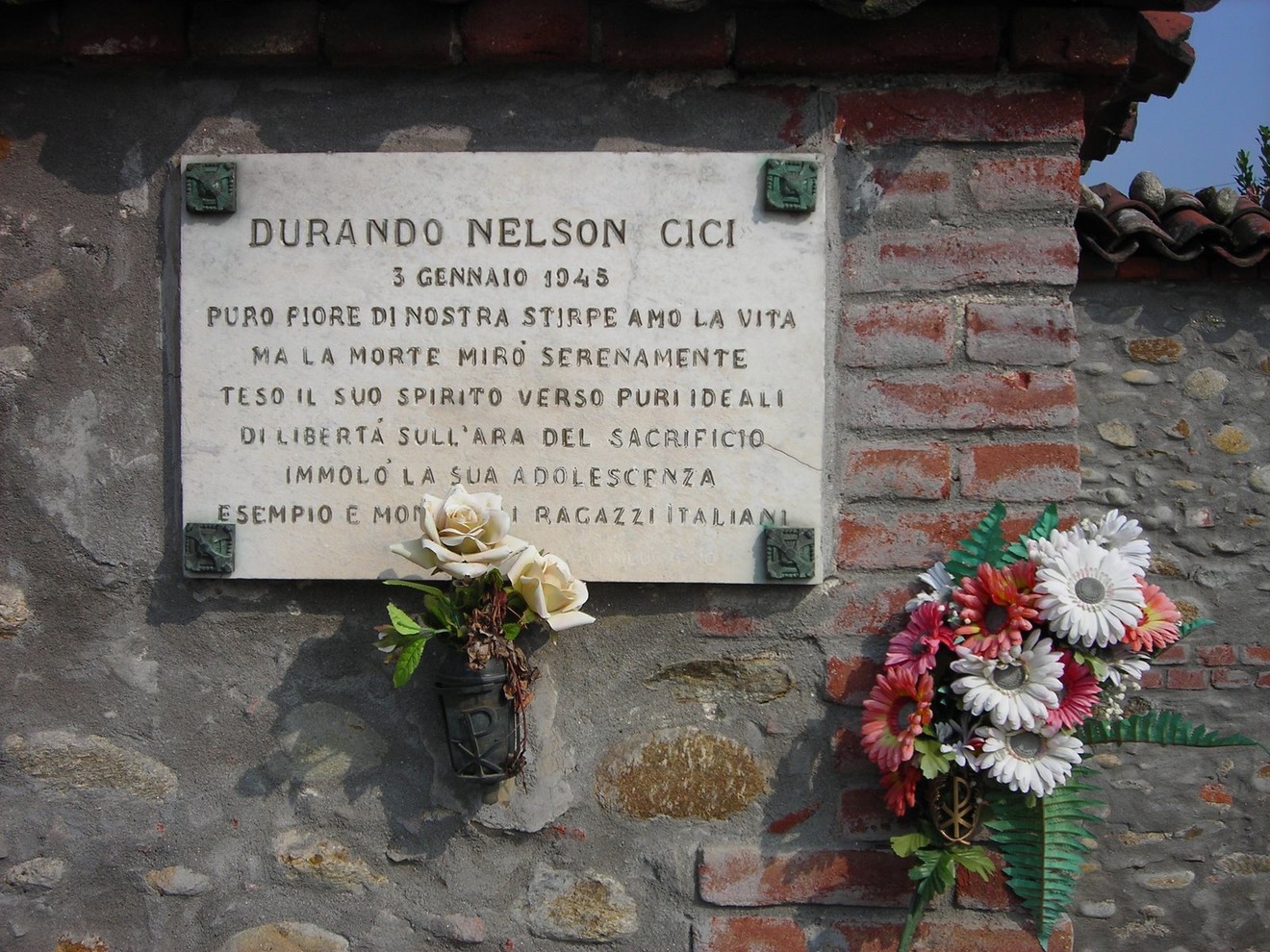 Lapide commemorativa di Durando Nelson Cici, dedicata al sacrificio e alla libertà.
