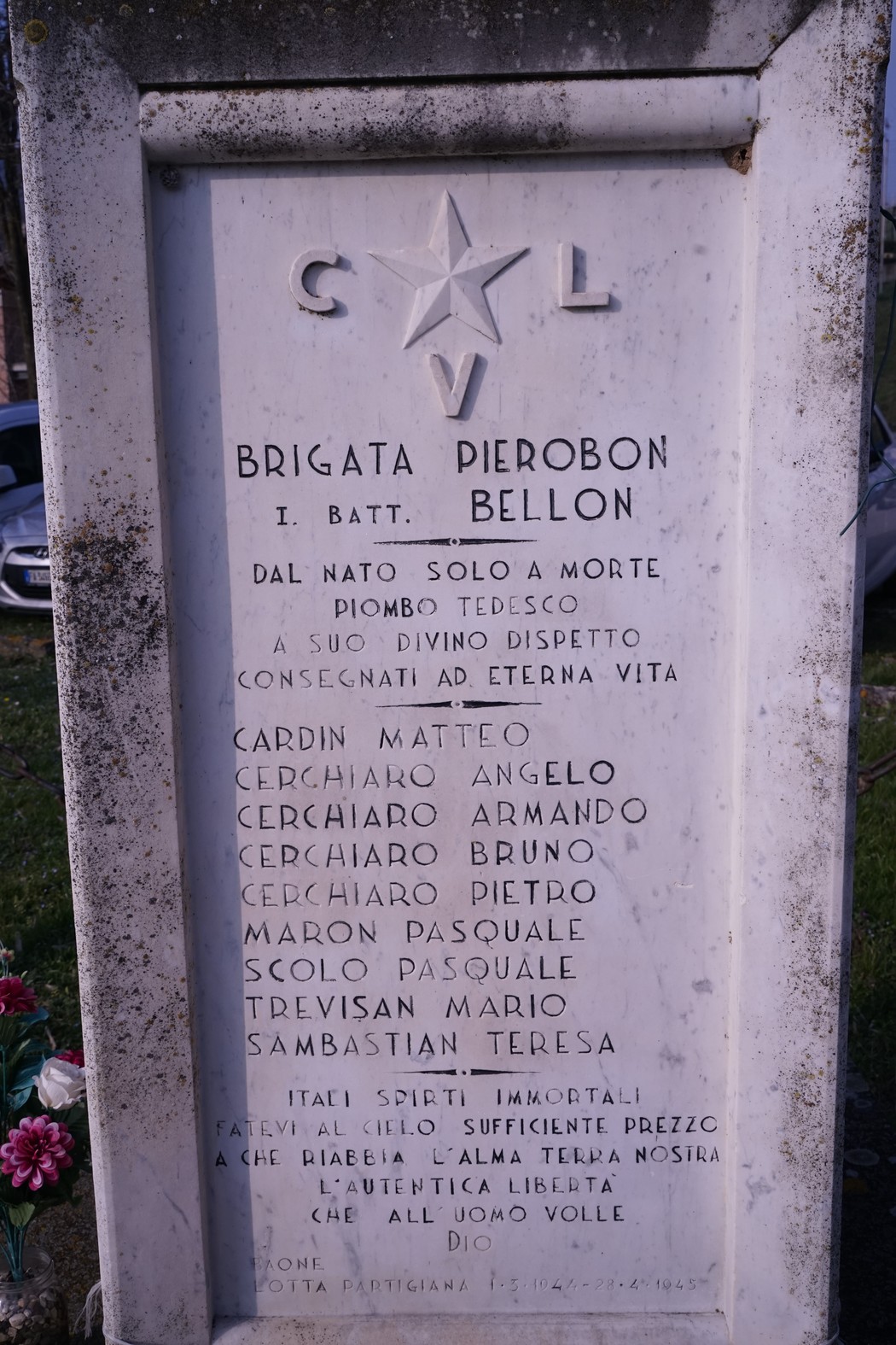 Cippo commemorativo del 1° battaglione “Bellon” in onore dei caduti, con nomi incisi dei soldati.