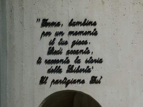 Monumento a Rampinelli, un'opera commemorativa immersa nel verde, che riflette il valore della memoria.
