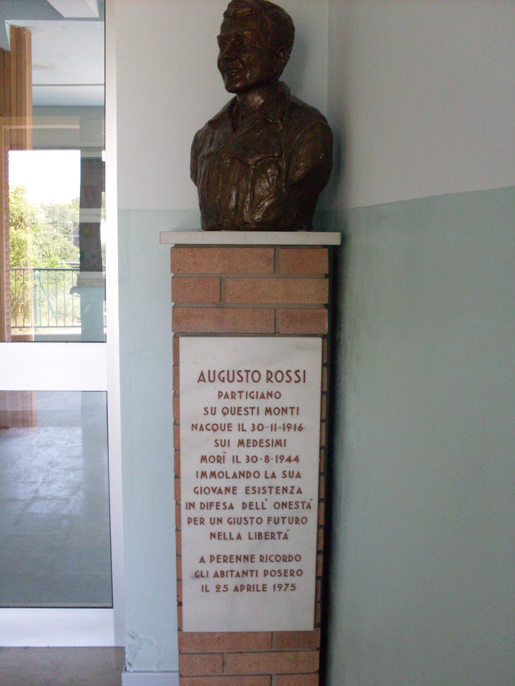 Monumento a Rossi, partigiano, in ricordo del suo impegno per la libertà e la giustizia.