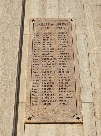 Lapide commemorativa dedicata ai Caduti di Porto Tolle, con nomi e date dal 1940 al 1945.