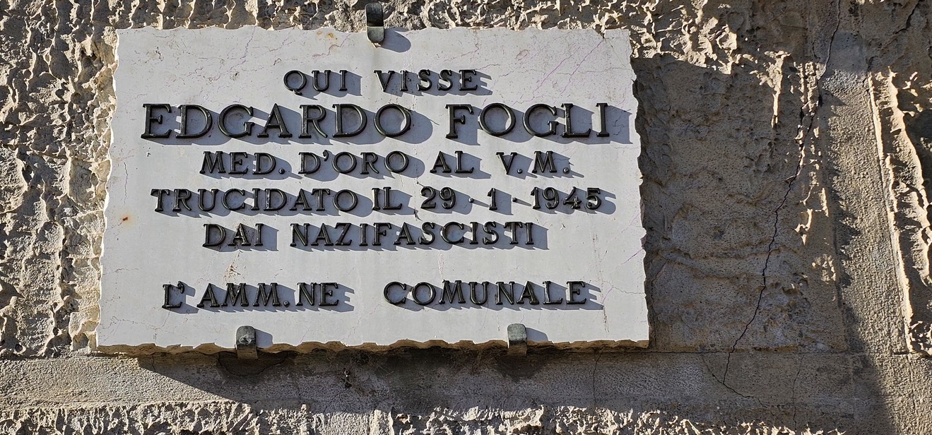 Lapide commemorativa dedicata a Edgardo Fogli, vittima dei nazifascisti nel 1945.