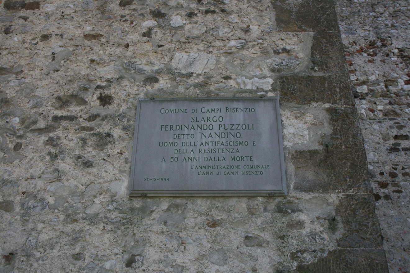 Lapide dedicata a Ferdinando Puzzoli, simbolo di antifascismo e Resistenza, a Campi Bisenzio.
