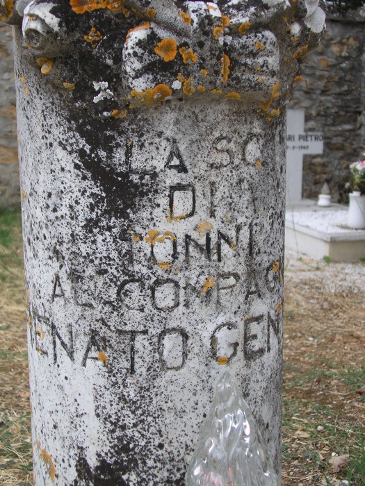 Sepolcro di Gentili, monumento funerario decorato, immerso in un'atmosfera di quiete e ricordo.