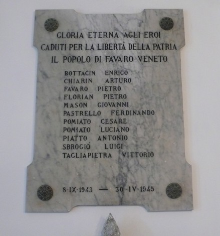 Lapide commemorativa in marmo con i nomi dei caduti per la libertà, eretta a Favaro Veneto.