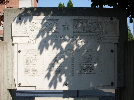Monumento ai caduti per la libertà, celebrando il sacrificio degli eroi della patria.