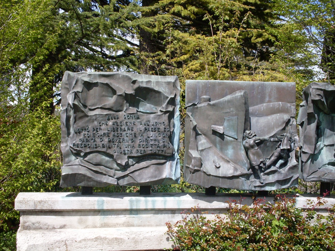 Monumento alle Donne della Resistenza, dedicato alla memoria e al coraggio delle donne durante il conflitto.