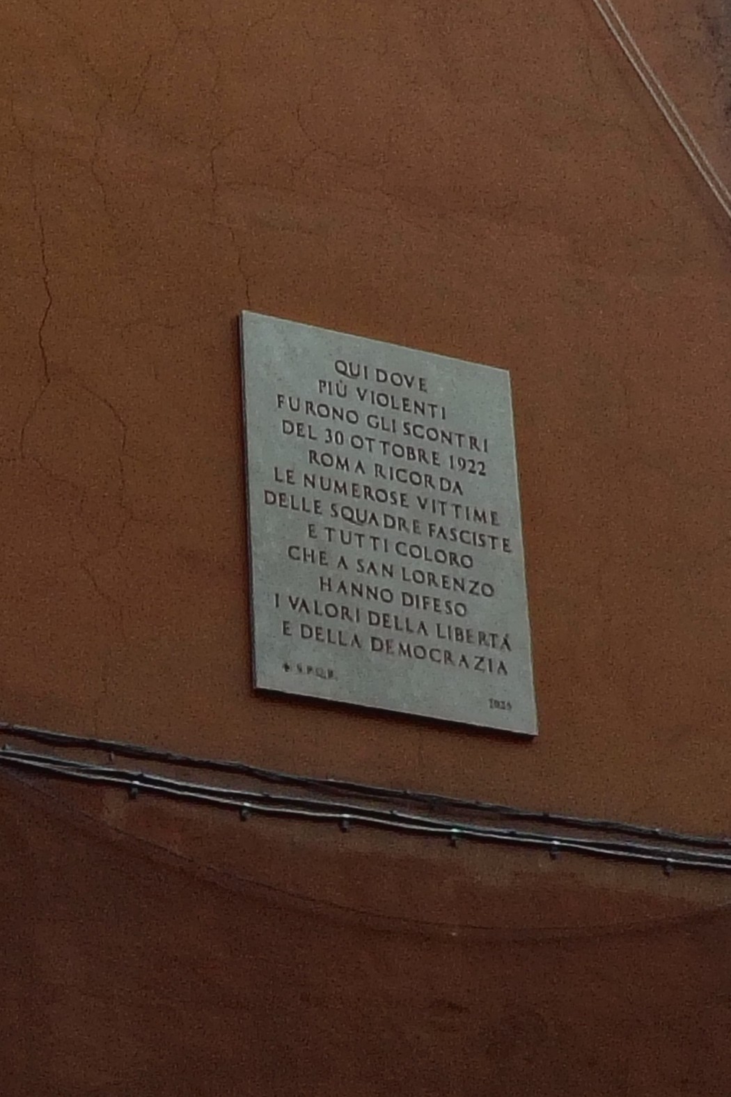 Lapide commemorativa dedicata alle vittime dello squadrismo, con riferimento agli scontri del 30 ottobre 1922.