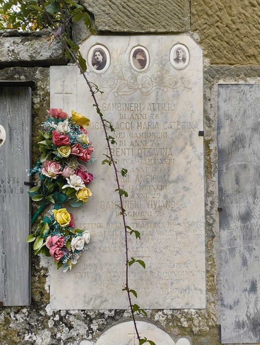 Sepolcri delle vittime dell'eccidio di Vallucciole, con fiori e commemorazioni in memoria dei defunti.