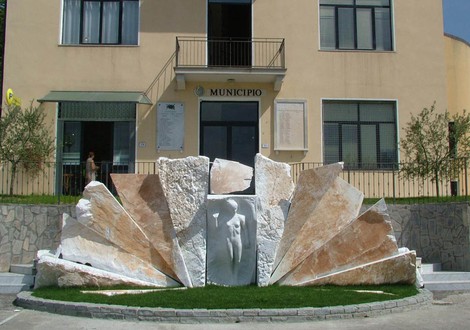 Scalinata monumentale dedicata alle donne della Resistenza, simbolo di forza e speranza.