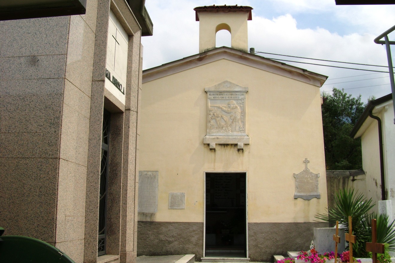 Cappella dei Caduti: edificio semplice con affreschi, dedicata alla memoria dei caduti in guerra.