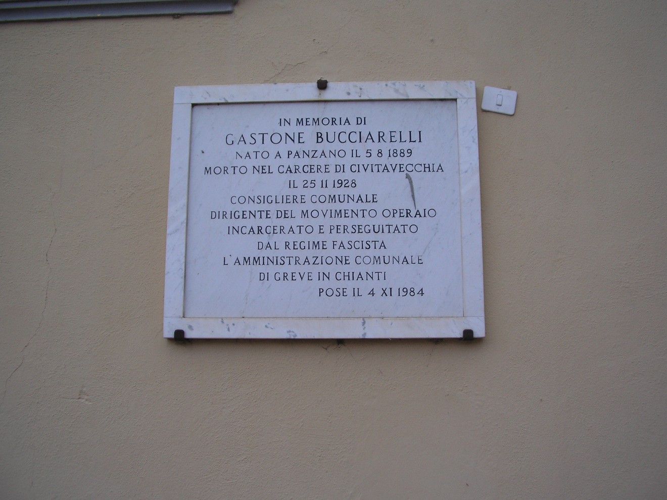 Lapide commemorativa dedicata a Gastone Bucciarelli, perseguitato dal regime fascista.
