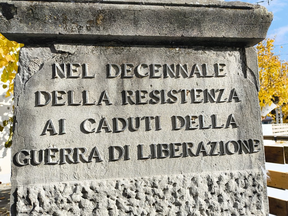 Obelisco che commemora il decennale della Resistenza e i caduti della Guerra di Liberazione.