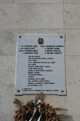 Lapide commemorativa della Questura, in memoria delle vittime del dovere e dei sacrifici degli agenti.