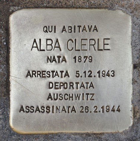 Pietre d'inciampo dedicate a donne vittime della Shoah a Grassini e Aboaf, commemorando la loro memoria.