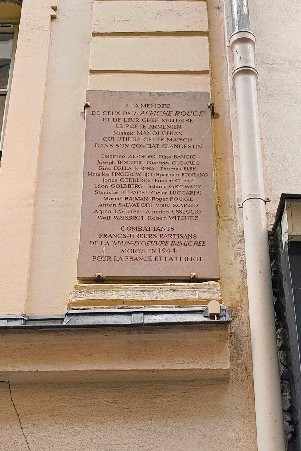 Lapide commemorativa dei partigiani del gruppo Manouchian, simbolo di resistenza e lotta per la libertà.