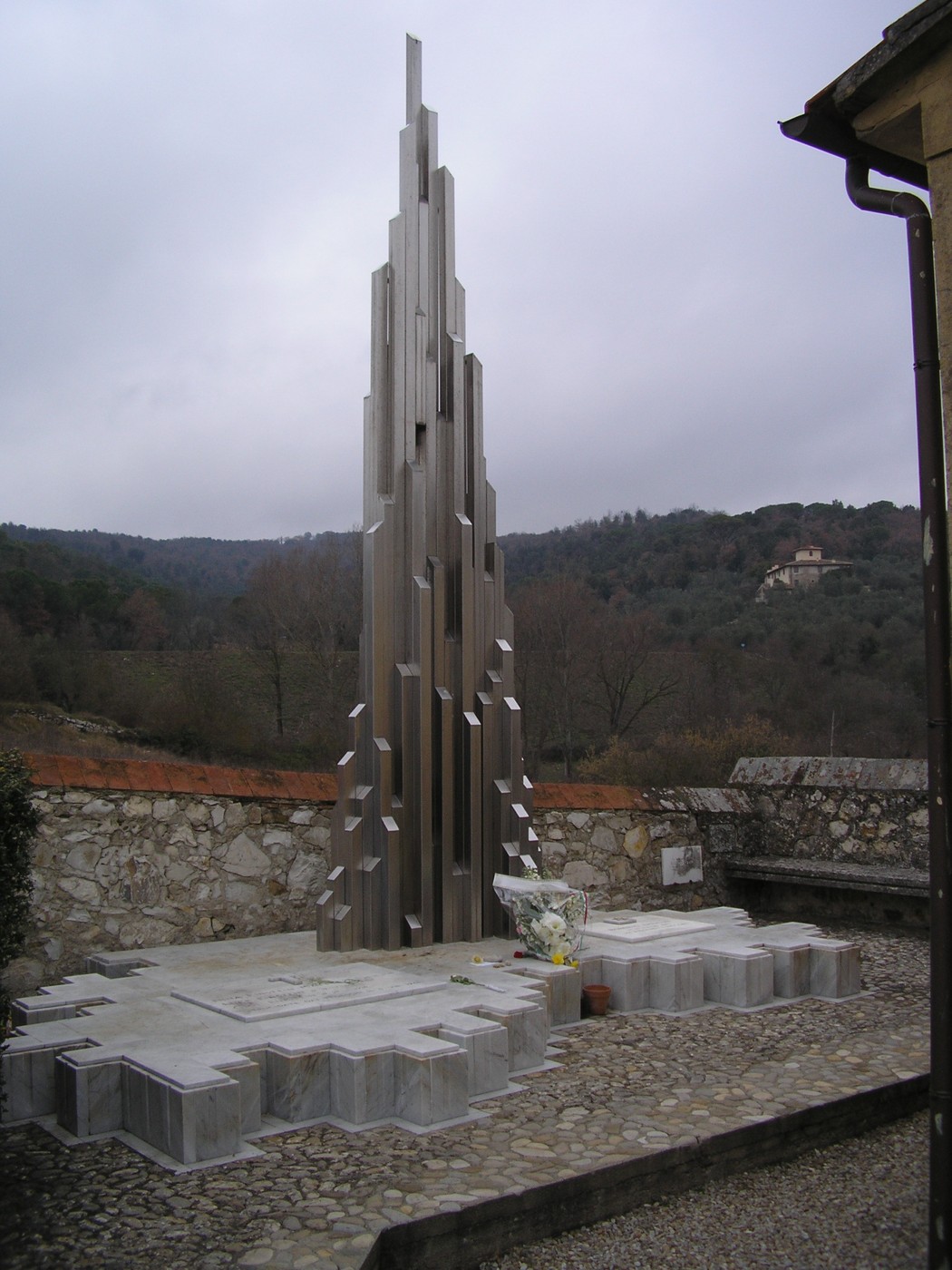 Sepolcro della famiglia Einstein-Mazzetti, monumento commemorativo elegante e moderno immerso nella natura.