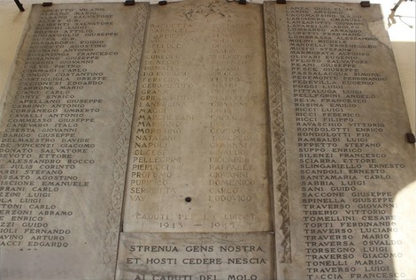 Lapide commemorativa che onora i caduti del Molo, con nomi incisi su una superficie di pietra.