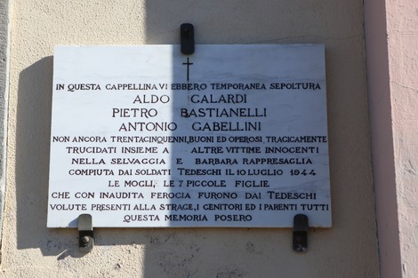 Lapide commemorativa per Aldo Galardi, Pietro Bastianelli e Antonio Gabellini, caduti nel 1944.