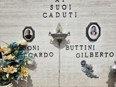 Sacrario dei Partigiani con fotografie e fiori commemorativi in onore dei caduti.