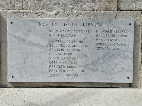 Monumento commemorativo ai caduti di Grignano Polesine, con nomi incisi su una placca in marmo.