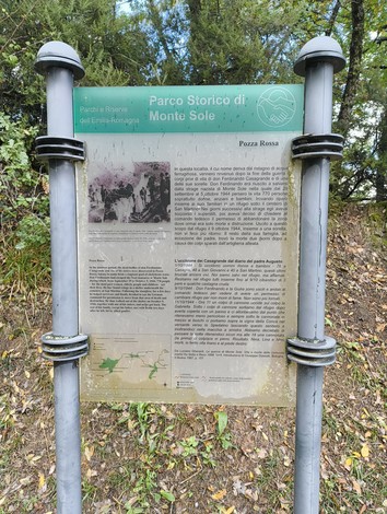 Monumento ai caduti della Pozza Rossa, in memoria delle vittime del conflitto, immerso nella natura del Parco Storico.