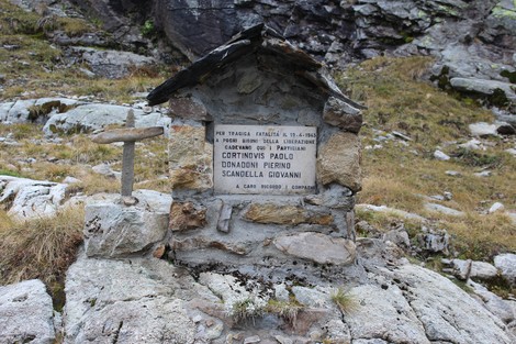 Lapide commemorativa dedicata ai partigiani caduti al Lago Nero, in memoria della loro lotta e sacrificio.