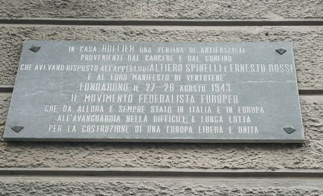 Lapide in marmo con iscrizione, fissata alla parete esterna di un edificio.