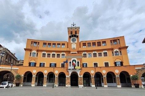 Lapide commemorativa ad Agnini situata in un edificio storico con architettura distintiva.